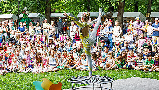 Unter dem Motto „Märchen und Sagen” präsentieren über 60 Künstler:innen ihre Werke im Schlosspark Schönhausen beim Kunstfest Pankow.