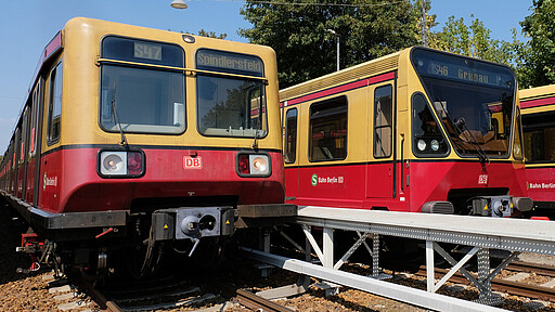 Fuhrpark der S-Bahn Berlin Baureihe 485 (links) und Baureihe 480 (rechts)