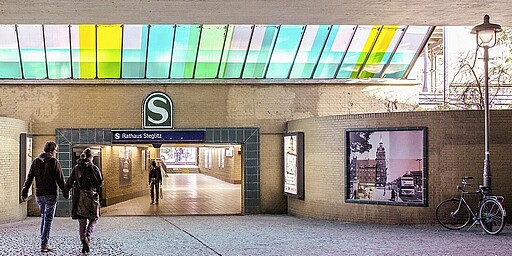 S-Bahnhof Rathaus Steglitz Ein neues Farbkonzept verleiht dem S-Bahnhof Steglitz wieder mehr Charme.