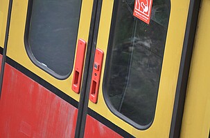 Door opening button of 485 series