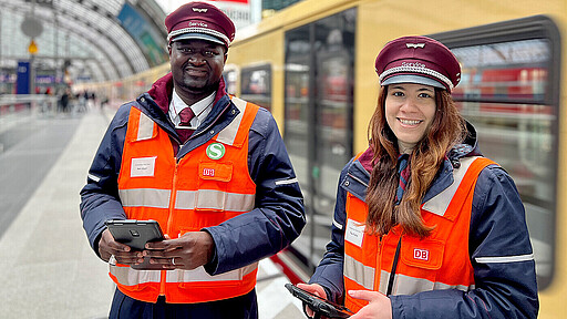 Immer auf Achse: Die Kundenbetreuer:innen Alexandre Jäger und Lena Fuchs sind in den Zügen und auf den S- Bahnhöfen unterwegs, um die Fragen der Fahrgäste zu beantworten.
