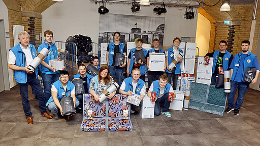 Die S-Bahn-Azubis und alle Unterstützer:innen freuen sich über die vielen Spenden, die jetzt obdachlosen Menschen zugute kommen.