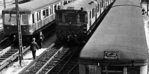 Betriebswerk Wannsee Abgestellte Bankierzüge und ein „Oranienburger“ im Betriebswerk Wannsee. Kurz nach Kriegsende fuhren die Züge wieder ohne Blenden vor den Scheinwerfern, aber noch mit dem Tarnscheinwerfer vor dem Mittelfenster. Auch die Fangbügel – im Krieg seitlich an den Stirnfronten angebracht, um zu verhindern, daß Reisende bei Verdunkelung zwischen die Wagen ins Gleis geraten – gehörten zum Alltagsbild. Foto: Archiv S-Bahn-Museum