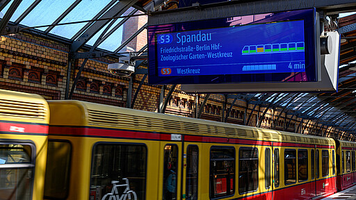 Projekt Lightgate Pilotprojekt der S-Bahn Berlin: Ein Lichtsensor zeigt Fahrgästen, wie viel Platz im Zug ist.