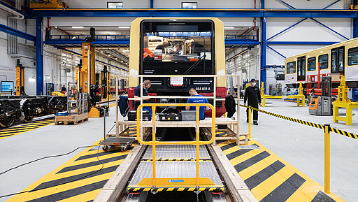 Letzte Arbeiten für den regulären Einsatz Der erste Zug der neuen Baureihe wird nach der Jungfern- und vielen weiteren Testfahrten für den regulären Einsatz fertiggestellt.
