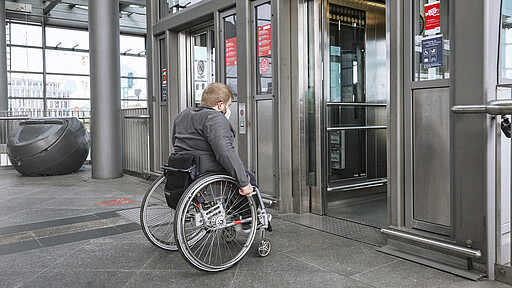 Die S-Bahn nimmt alle mit! Reisender im Rollstuhl nutzt einen Aufzug auf einem barrierefreien Bahnhofsgleis (Berlin Südkreuz)