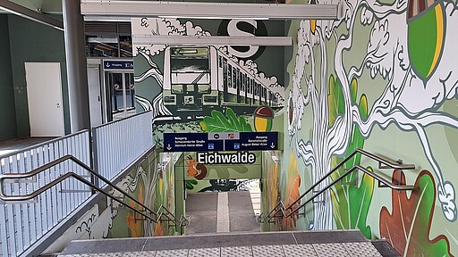 Neuer Zugang Eichwalde Der Zugang zum Bahsteig in Eichwalde ist nun modernisiert und barrierefrei ausgebaut.