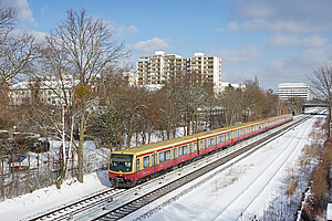 S-Bahn Berlin travelling near Lichterfelde in wintery conditions - ET 481 series, reference number: DB196361