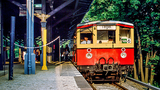 Der Museumszug des Vereins „Historische S-Bahn” (Baujahr 1928/1938) steht abfahrbereit am Bahnsteig – am 20. Juni geht es auf historischen Strecken nach Wannsee und Hennigsdorf.