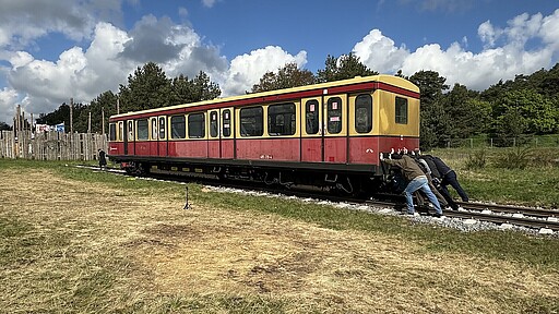 Mit vereinten Kräften Die letzten Meter des Transports mussten mit Muskelkraft bewältigt werden. Foto: Jens Wiesner/DB AG. Bild darf für journalistische Zwecke bei Urhebernennung frei genutzt werden.