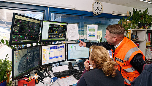 Damit der Verkehr schnell wieder läuft. Gibt es Störungen, unterstützt der 34-Jährige die Aufsichten der S-Bahn bei ihrer Arbeit.
