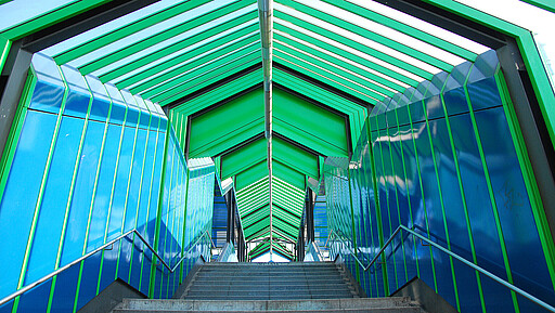 Der moderne Bahnhof erhielt eine charakteristische Farbgebung in Blau und Grün.