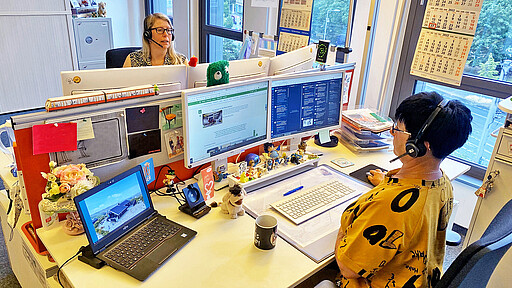 10 Jahre Twitter Ines Rasch (links) und Yvonne Wick vom Kundendialog-Team twittern für die S-Bahn.