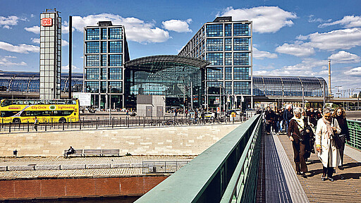 Hauptbahnhof The main station from the front