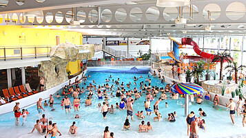 Jede Stunde können Besucher im 400 Quadratmeter großen Becken mit Tief- und Flachwasserbereich in den Wellen baden.