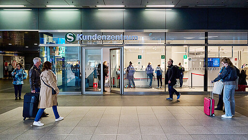 Für die Zeit der Umbauarbeiten von DB Reisezentrum und S-Bahn-Kundenzentrum am Hauptbahnhof wurde eine Interimsverkaufsfläche eröffnet.