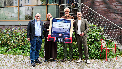 Spendencheck im S-Bahnlook Hilfe, die ankommt: (v.l.n.r.) Sven Heinemann, Bruder Rudolph, der Leiter der Suppenküche, Bernd Backhaus und S-Bahn-Chef Heiko Büttner. Im Hintergrund ein Gast.