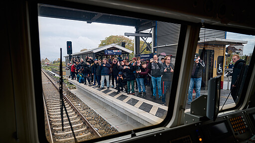 An vielen Unterwegshalten haben sich Fans positioniert, um möglichst gute Fotos zu schießen.