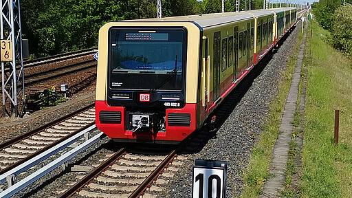 Auf der Schiene unterwegs: ein Zug der Baureihe 483