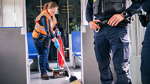 Die mobilen Teams beseitigen Verschmutzungen direkt während des laufenden Betriebs und sorgen für mehr Komfort in den Zügen.