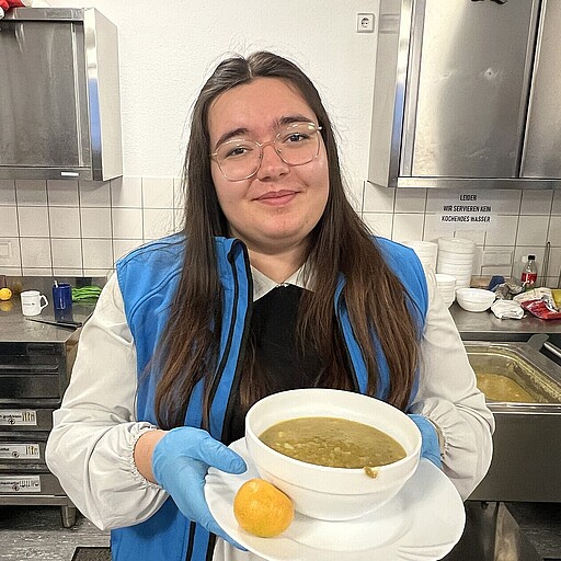 Social Day 2024 Hannah zum Einsatz in der Bahnhofsmission: „Es ist so wichtig, zu helfen!“