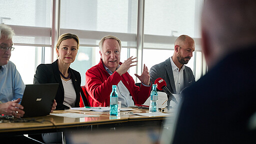 Was 2024 bevorsteht Alexander Kaczmarek, DB-Konzernbevollmächtigter für Berlin, Brandenburg und Mecklenburg-Vorpommern und Manja Schreiner, Senatorin für Mobilität, Verkehr, Klimaschutz und Umwelt des Landes Berlin geben Anfang April einen Überblick über die diesjährigen Bauvorhaben in Berlin und Brandenburg.