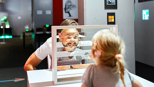 Spiegelwelten Die interaktiven Illusionen im DeJa Vu Museum bieten Ferienkindern und ihren Familien eine magische Flucht aus dem Alltag – vom Gewitterraum über Spiegelkabinette bis zum begehbaren Kaleidoskop.