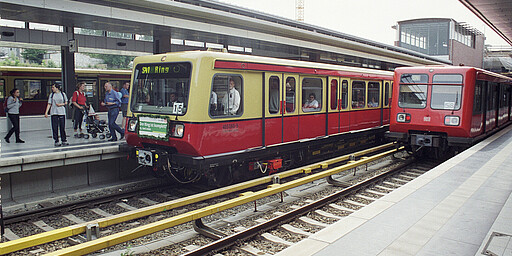 Gesundbrunnen Mit der Eröffnung des letzten Teilabschnitts der Ringbahn zwischen Westhafen und Gesundbrunnen am 15. Juni 2002 ist der S-Bahn-Ring nach 41 Jahren Unterbrechung wieder komplett. Dies wird mit Sonderzügen der Baureihe 485 gefeiert, wie hier auf dem Bahnhof Gesundbrunnen.