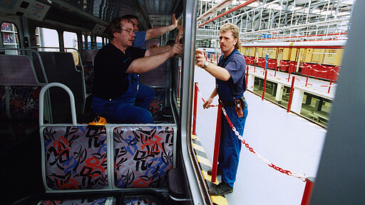 Historische Aufnahme Auswechseln einer Scheibe bei der Baureihe 485; gut sichtbar noch das alte Sitzmuster (2000)