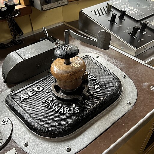 Nachgerüstet Alte und moderne Technik nebeneinander