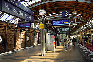 S-Bahn Berlin pilot project - light sensor shows passengers how much space is available on the train.