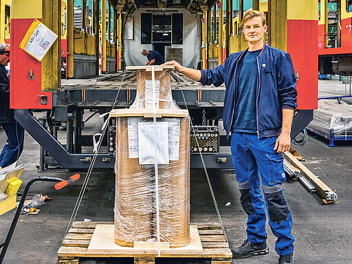 Palettenweise Bodenbelag. Patrick Montag zeigt den Bodenbelag, der pro Zug verlegt wird.