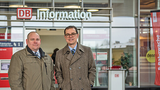 Jörk Pruss und S-Bahnchef Peter Buchner vor der neuen S-Bahnwache. Jörk Pruss und S-Bahnchef Peter Buchner vor der neuen S-Bahnwache.