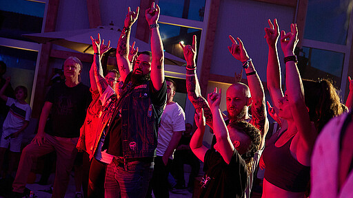 Ein Festival für die S-Bahn Die Crowd feiert beim Romano-Konzert.