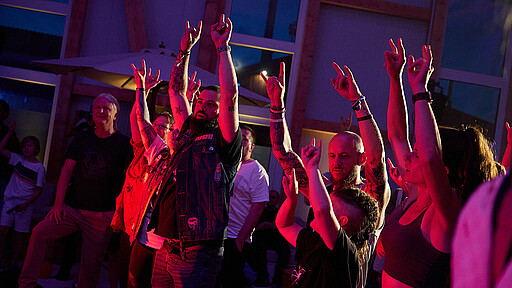 Ein Festival für die S-Bahn Die Crowd feiert beim Romano-Konzert.