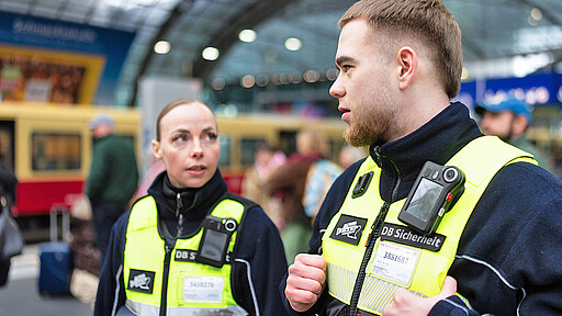 Bodycam im Einsatz bei der DB Sicherheit GmbH - wie hier bei einem Team im Berliner Hbf