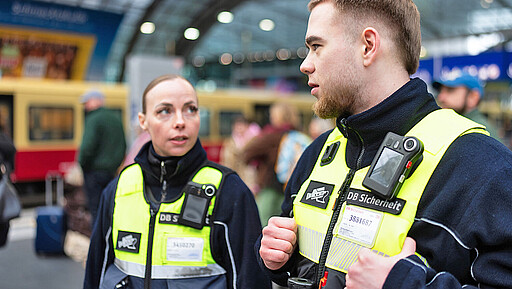 Bodycam im Einsatz bei der DB Sicherheit GmbH - wie hier bei einem Team im Berliner Hbf