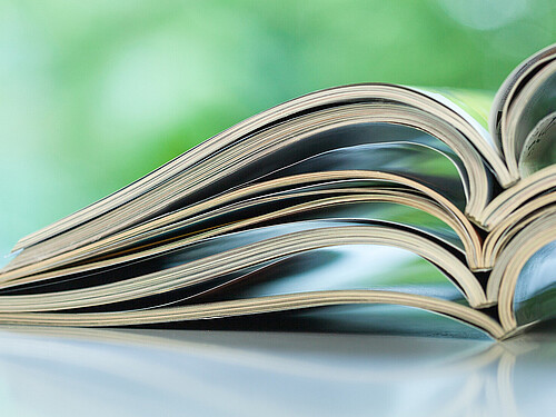 Aufgeschlagene Zeitschriften