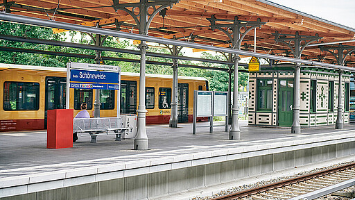 Starke Schiene in der Hauptstadt Die S- und Regionalbahnstation wurde von Grund auf erneuert und denkmalgerecht, nach historischem Vorbild, mit originalen Dachstützen, modernisiert.