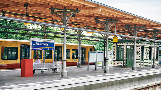 Starke Schiene in der Hauptstadt Die S- und Regionalbahnstation wurde von Grund auf erneuert und denkmalgerecht, nach historischem Vorbild, mit originalen Dachstützen, modernisiert.