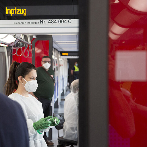 2. Impfzug In der neuen S-Bahn verabreichten zwei Ärzt:innen des DRK die Impfungen.
