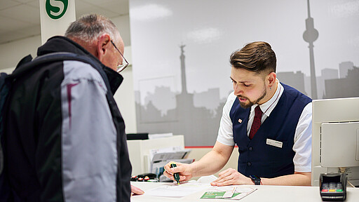 Persönliche Beratung im Kundenzentrum Wie komme ich von A nach B und welches Ticket ist das richtige? Die Mitarbeitenden in unseren Kundenzentren kennen die Antwort.