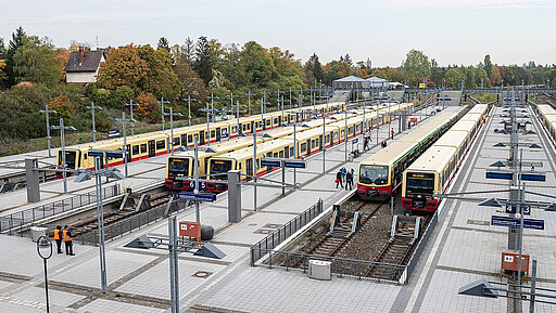 In guter Gesellschaft Am S-Bahnhof Olympiastadion leisteten dem grünen Sonderzug mehrere S-Bahnen der neuesten Baureihe Gesellschaft.