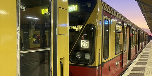 Baureihe 480 Baureihe 480 am Bahnsteig in der Dämmerung