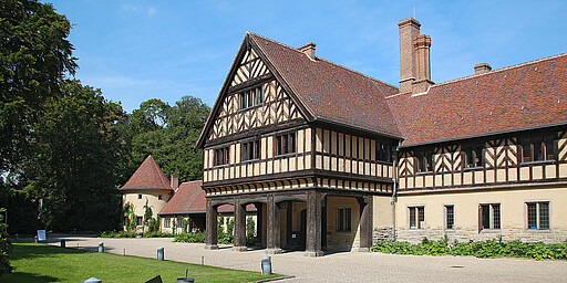  Berühmtheit erlangte der Holz-Backstein-Bau als Tagungsort der Potsdamer Konferenz. 