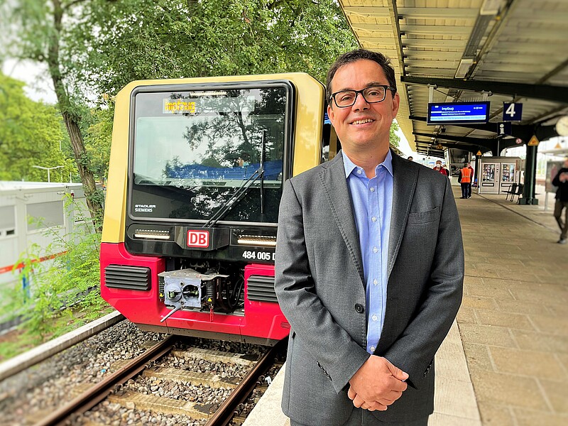 The new S-Bahn series as a vaccination train Mr Buchner in front of the new S-Bahn series 484, which ran as a vaccination train on the Berliner S-Bahn Ring.