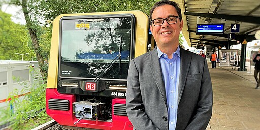 The new S-Bahn series as a vaccination train Mr Buchner in front of the new S-Bahn series 484, which ran as a vaccination train on the Berliner S-Bahn Ring.