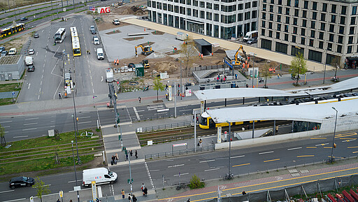 Zukunftsmusik Blick auf dein Eingang des unterirdischen Interimsbahnsteigs am Berliner Hauptbahnhof