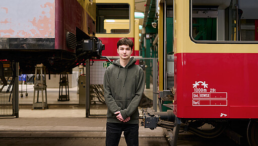 Mit Leidenschaft unterwegs Die Ausbildung bei der S-Bahn Berlin ermöglicht es Neo Luka Bäumler, seine Leidenschaft für Züge und Elektrotechnik zu vereinen und seinem Traum, Lokführer zu werden, einen Schritt näher zu kommen.