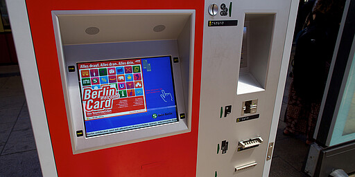 S Fahrkartenautomat auf dem S-Bahnsteig des Bahnhofs Alexanderplatz